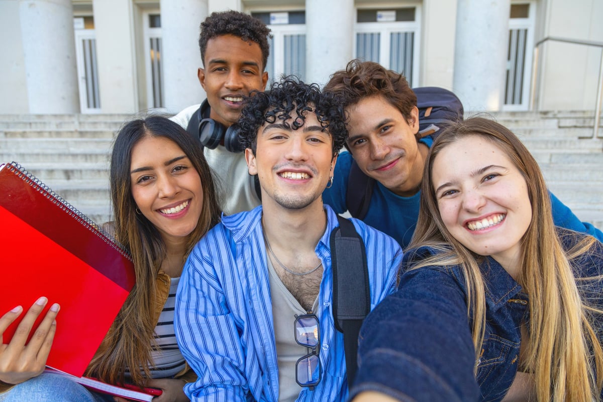 Estudiantes felices en el campus